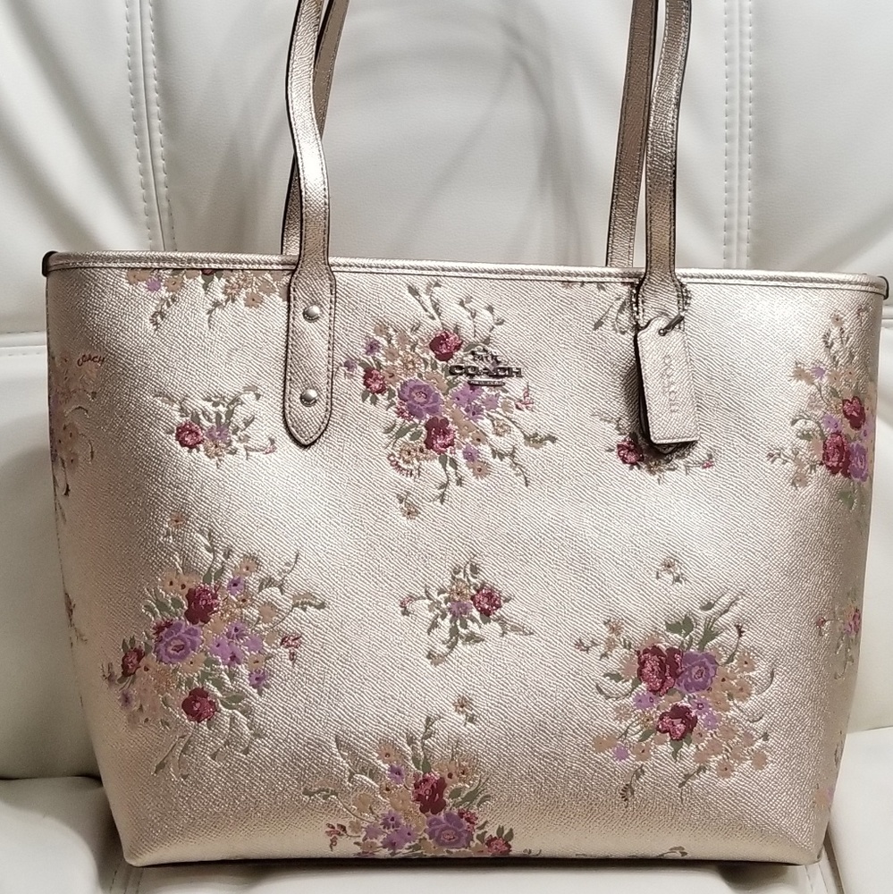 🍒NWT🍒 COACH METALLIC CITY ZIP TOTE+WRISTLET SET - Picture 2 of 8